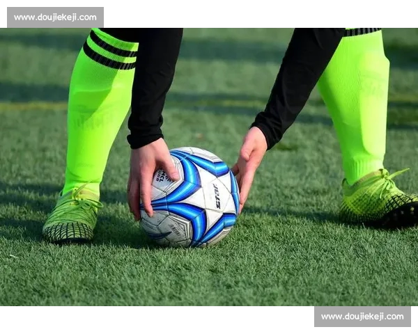 高清流畅足球赛事直播APP下载畅享实时精彩对决全程不漏每一球 - 副本 (25) - 副本 - 副本